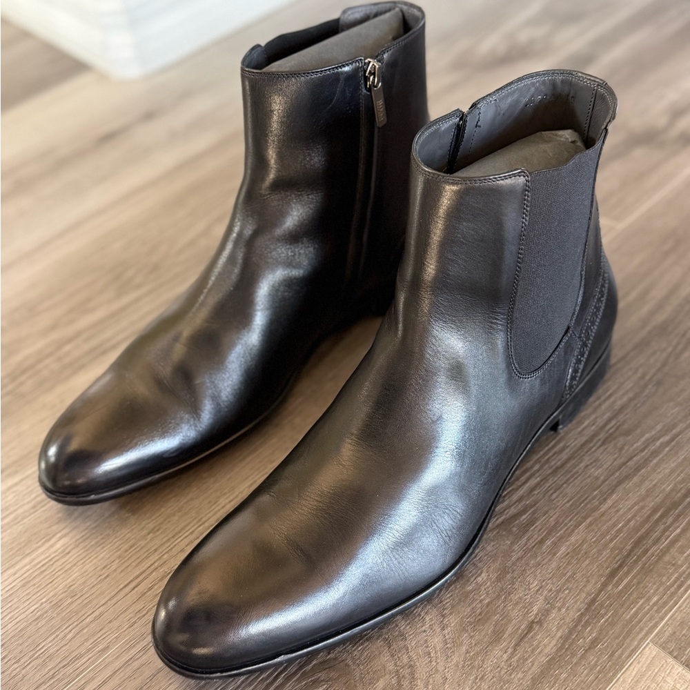 SOLD - Hugo Boss Pre-Owned Men’s Black Leather Side Zip Chelsea Boot Size 10